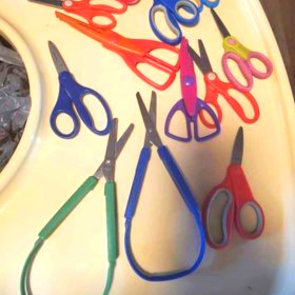 🛑🛑🛑SOLD🛑🛑🛑 Lot of 12 child sized scissor, Easy squeeze scissors